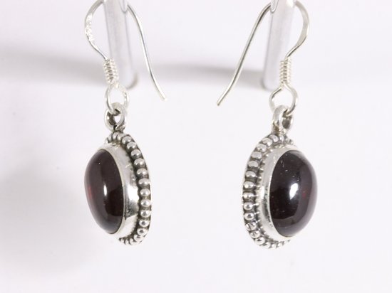 Bewerkte ovale zilveren oorbellen met granaat afbeelding 2