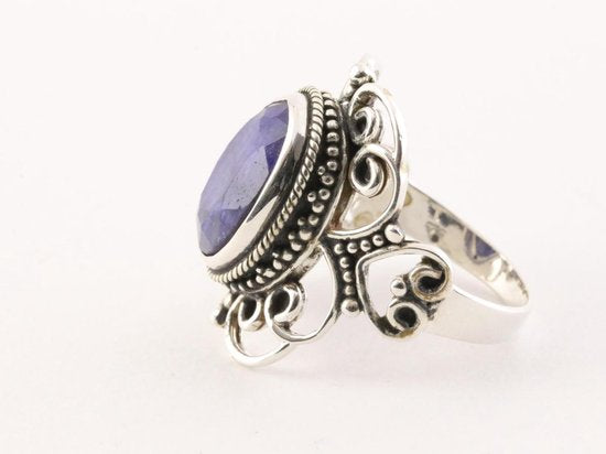 Opengewerkte zilveren ring met blauwe saffier afbeelding 3