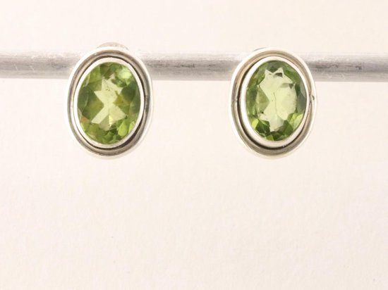 Fijne ovale zilveren oorstekers met peridoot afbeelding 1