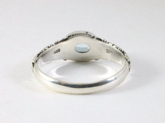 Traditionele bewerkte zilveren ring met blauwe topaas en 18k gouden decoraties afbeelding 3