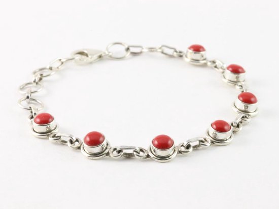 Fijne zilveren schakelarmband met rode koraal steen afbeelding 2