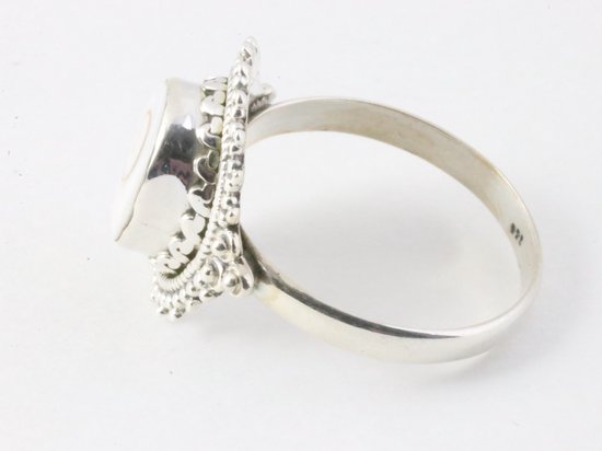 Bewerkte zilveren ring met shiva oog schelp afbeelding 2