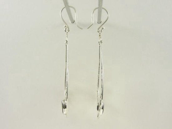 Lange opengewerkte zilveren oorbellen met granaat afbeelding 3