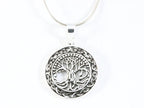 Ronde opengewerkte zilveren hanger met levensboom aan ketting afbeelding 4