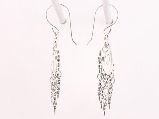 Traditionele opegewerkte zilveren oorbellen met blauwe topaas afbeelding 2