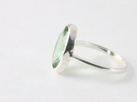 Ovale hoogglans zilveren ring met groene amethist afbeelding 2