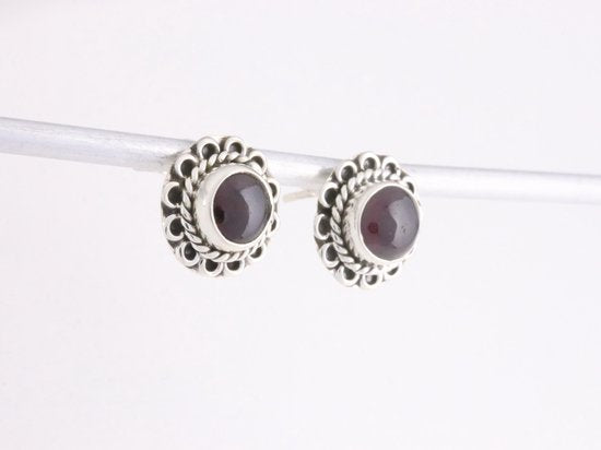 Fijne bewerkte zilveren oorstekers met granaat afbeelding 2