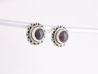 Fijne bewerkte zilveren oorstekers met granaat afbeelding 2