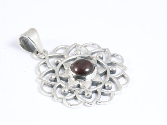 Opengewerkte zilveren hanger met granaat afbeelding 2