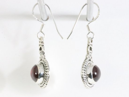 Bewerkte zilveren oorbellen met granaat afbeelding 2