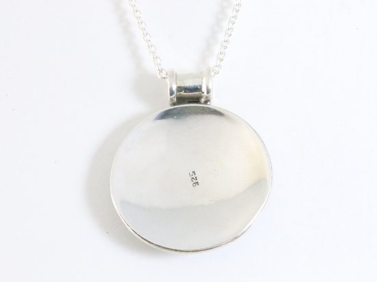 Traditionele ronde bewerkte zilveren hanger aan ketting afbeelding 3