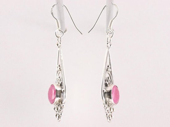 Lange opengewerkte zilveren oorbellen met robijn afbeelding 2