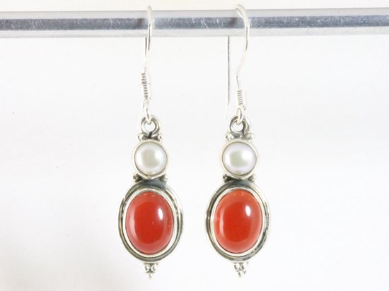 Fijne zilveren oorbellen carneool en parel afbeelding 3