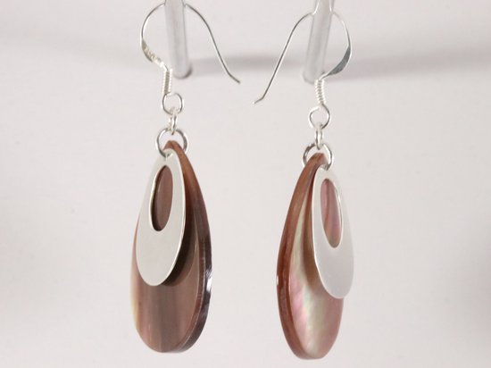 Grote druppelvormige zilveren oorbellen met bruine parelmoer afbeelding 2