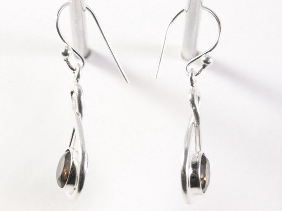 Opengewerkte zilveren oorbellen met rookkwarts afbeelding 2