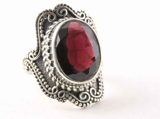 Bewerkte zilveren ring met granaat afbeelding 1