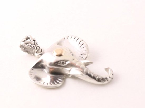 Traditionele zilveren olifant hanger met 18k gouden decoratie aan ketting afbeelding 2