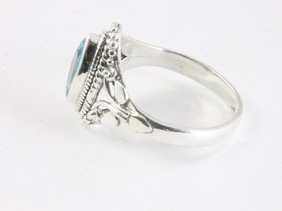 Fijne bewerkte zilveren ring met blauwe topaas afbeelding 2