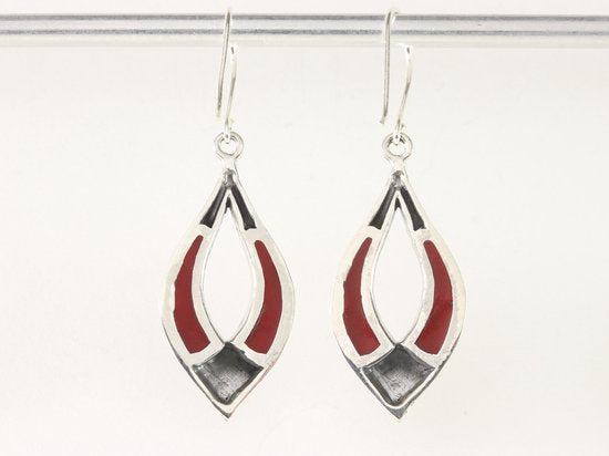 Traditionele bewerkte zilveren oorbellen met rode koraal steen afbeelding 3