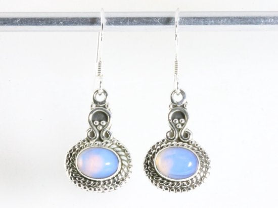 Bewerkte zilveren oorbellen met vuuropaal afbeelding 4