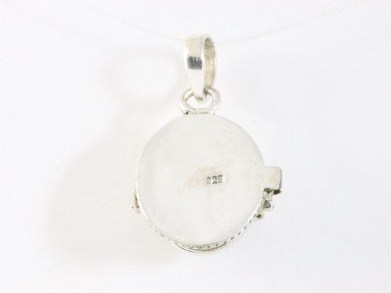 Traditioneel bewerkt zilveren medaillon met granaat afbeelding 3