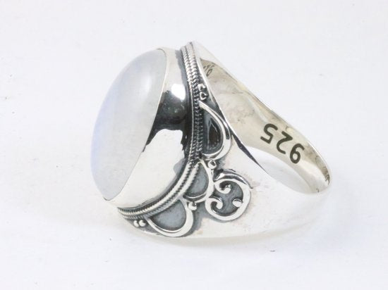 Bewerkte zilveren ring met regenboog maansteen afbeelding 2