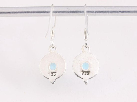 Fijne bewerkte ronde zilveren oorbellen met blauwe topaas afbeelding 3