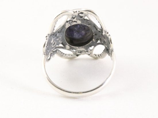 Opengewerkte zilveren ring met blauwe saffier afbeelding 3