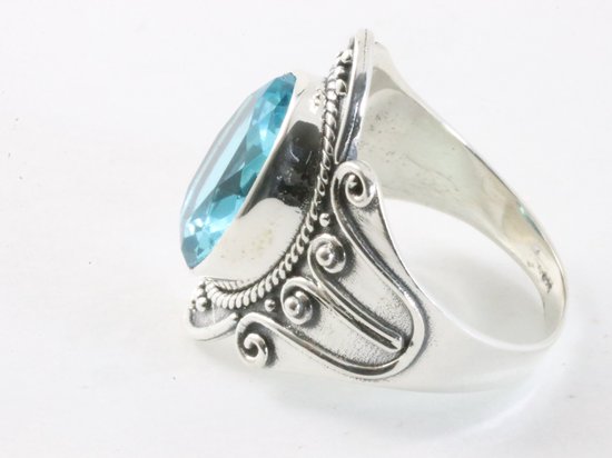 Bewerkte zilveren ring met blauwe topaas afbeelding 2