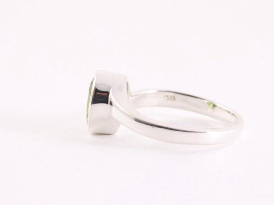 Zilveren ring met peridoot afbeelding 2