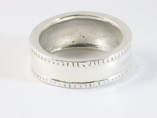Zware hoogglans zilveren ring met bewerkte randen afbeelding 3