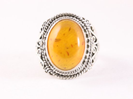 Bewerkte zilveren ring met amber afbeelding 4