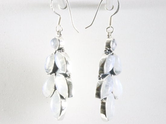 Lange zilveren oorbellen met regenboog maansteen afbeelding 2