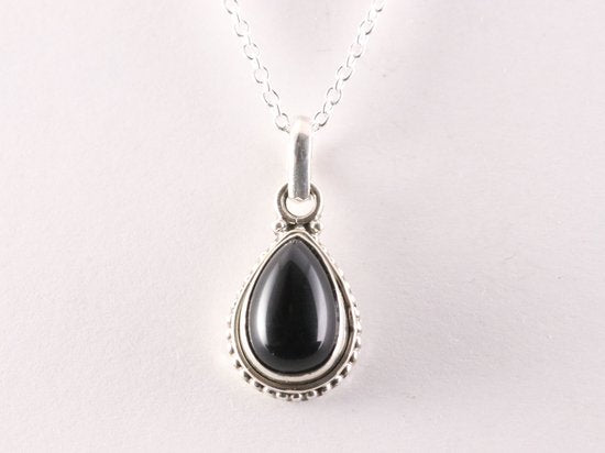 Bewerkte druppelvormige zilveren hanger met onyx aan ketting afbeelding 4