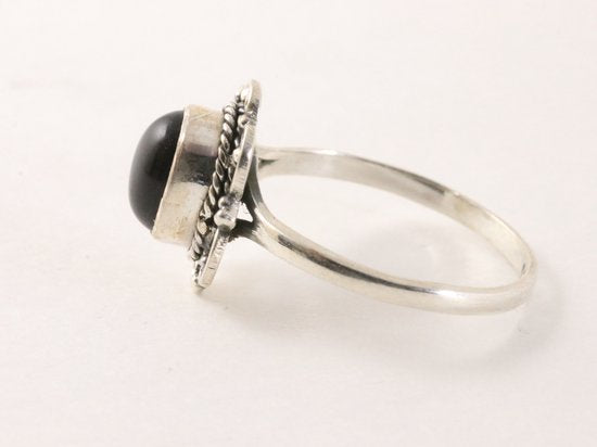 Fijne bewerkte zilveren ring met onyx afbeelding 2