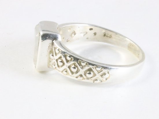 Bewerkte zilveren ring met regenboog maansteen afbeelding 2