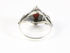 Fijne bewerkte zilveren ring met rode koraal steen afbeelding 3