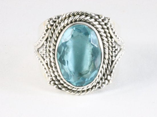 Bewerkte zilveren ring met blauwe topaas afbeelding 4