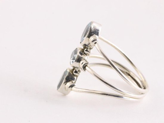 Opengewerkte zilveren ring met 3 blauwe topaas stenen afbeelding 4