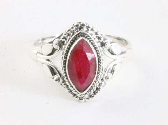 Fijne bewerkte zilveren ring met robijn afbeelding 4