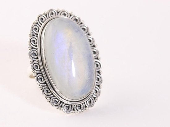 Grote bewerkte zilveren ring met regenboog maansteen afbeelding 1