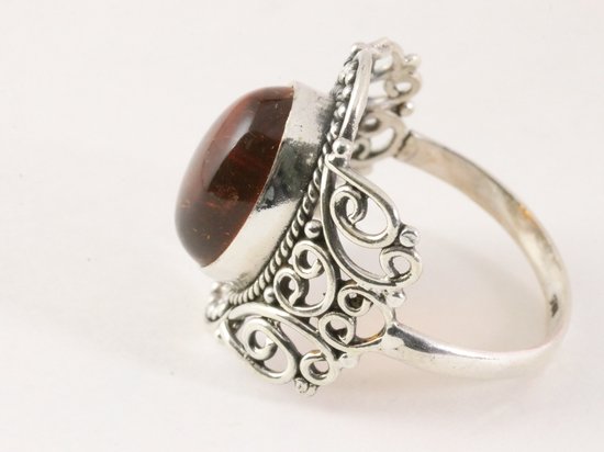Opengewerkte zilveren ring met amber afbeelding 2