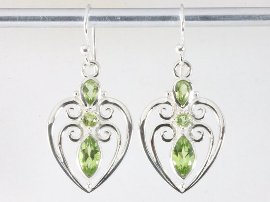 Opengewerkte zilveren oorbellen met peridoot afbeelding 3