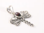 Opengewerkte zilveren libelle hanger met granaat afbeelding 2