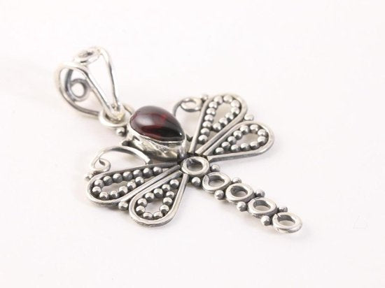Opengewerkte zilveren libelle hanger met granaat afbeelding 2