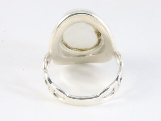 Bewerkte zilveren ring met regenboog maansteen afbeelding 3