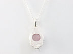Fijne bewerkte zilveren hanger met roze opaal aan ketting afbeelding 3