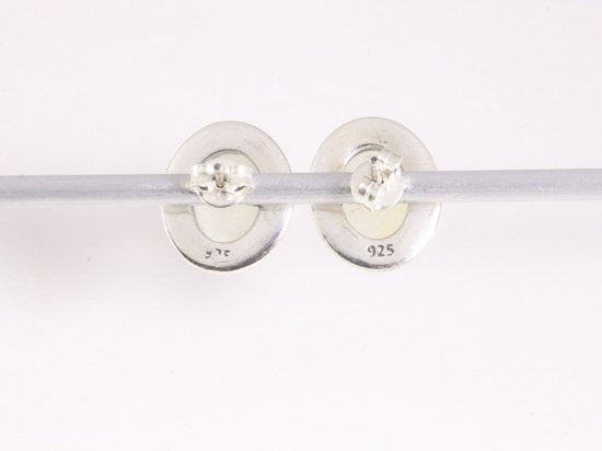 Bewerkte ovale zilveren oorstekers met vuuropaal afbeelding 3