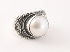 Bewerkte zilveren ring met zoetwater parel afbeelding 1