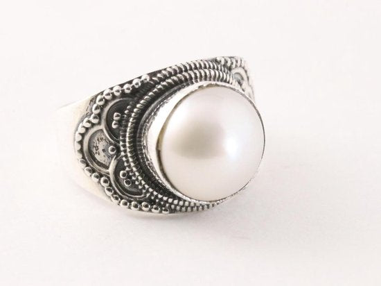Bewerkte zilveren ring met zoetwater parel afbeelding 1